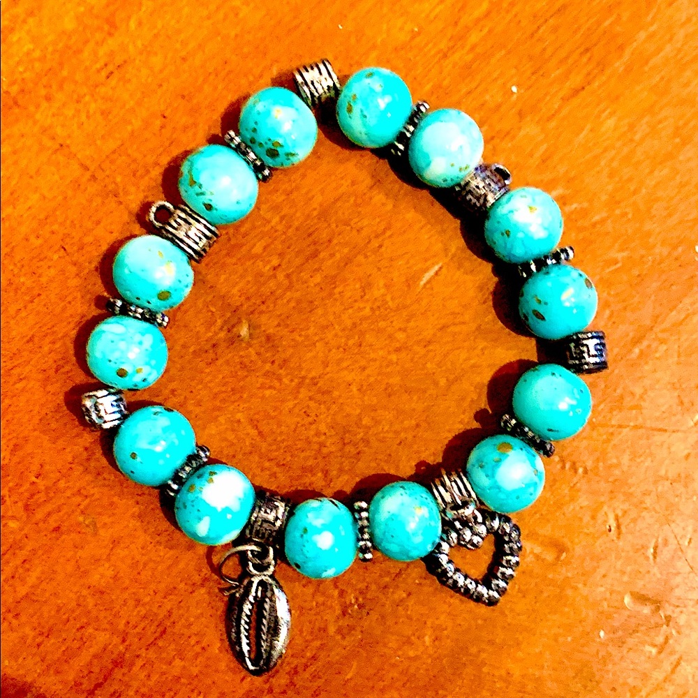 Vintage turquoise bracelet with silver details in perfect condition.